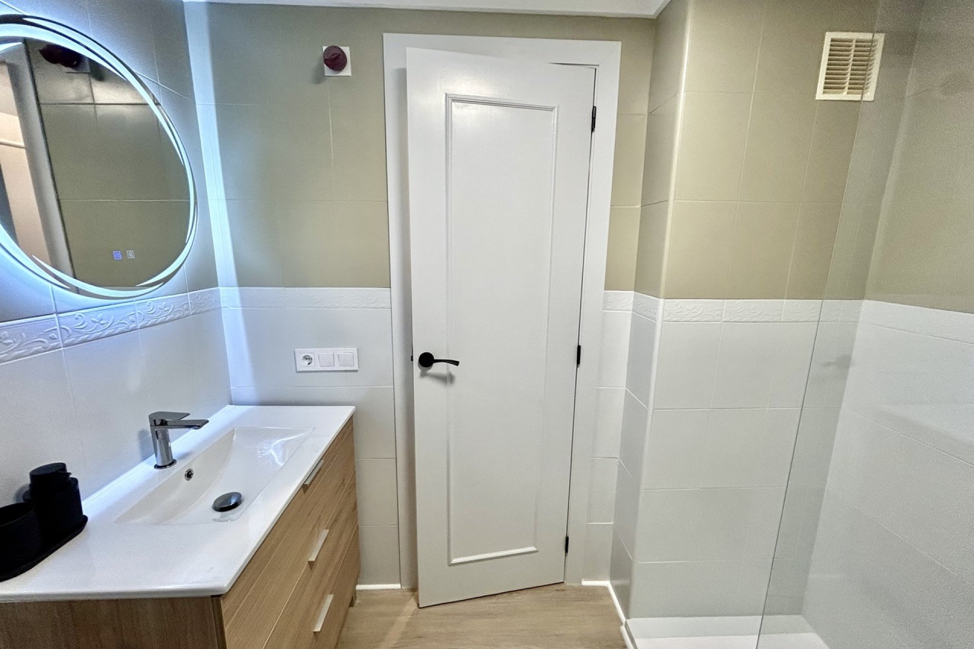 Resale - Apartment / Flat * - Torrevieja *