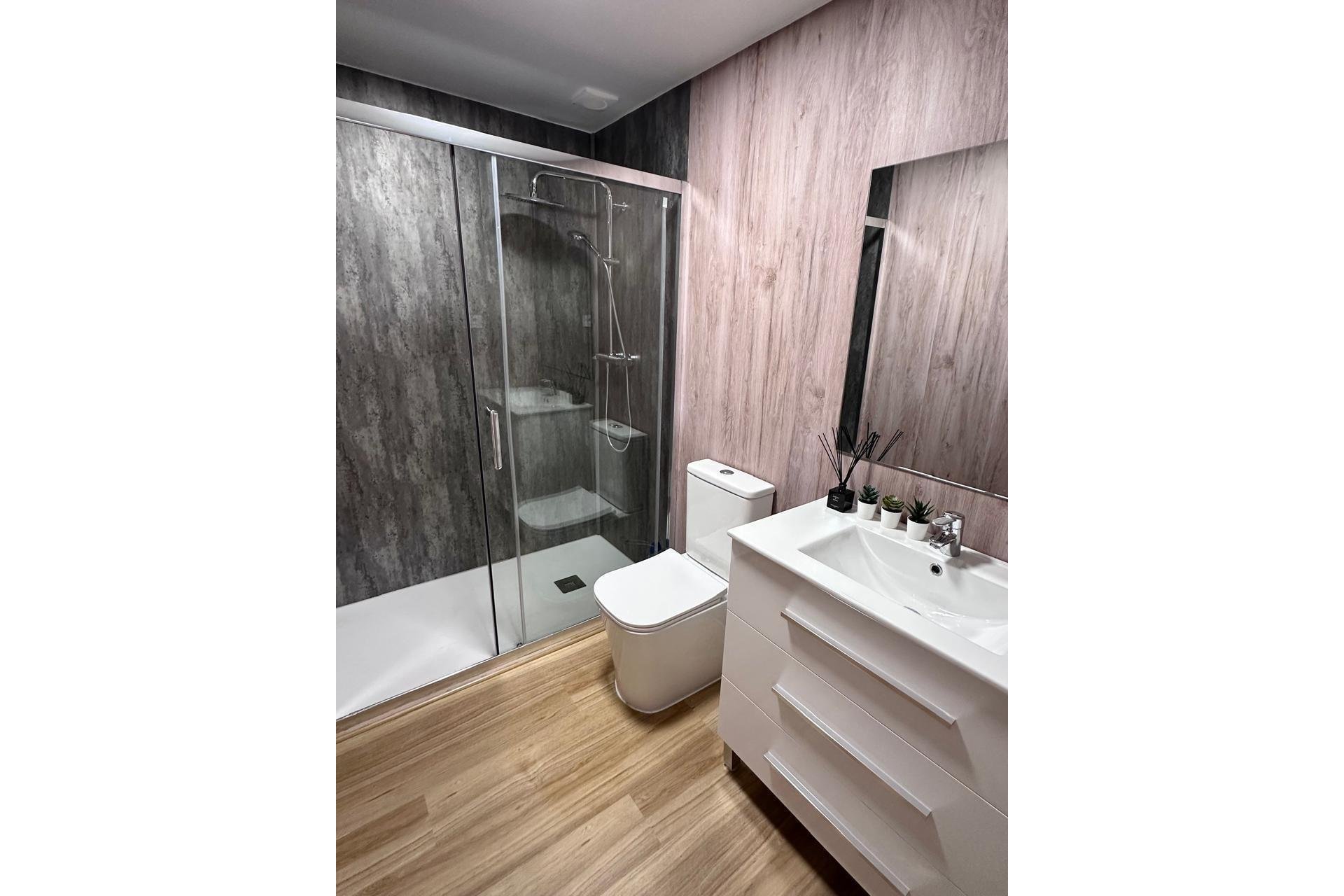 Resale - Apartment / Flat * - Torrevieja *
