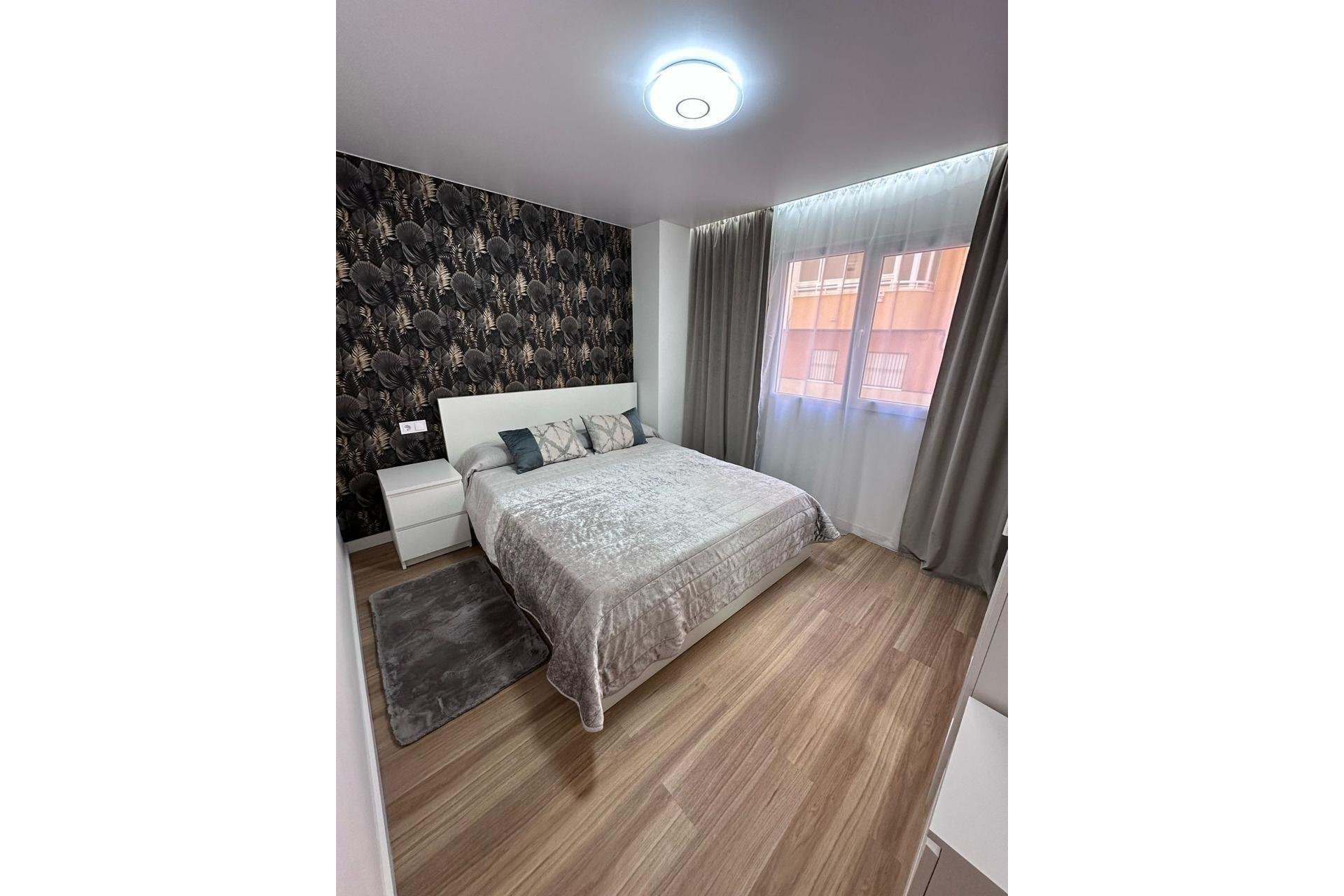 Resale - Apartment / Flat * - Torrevieja *