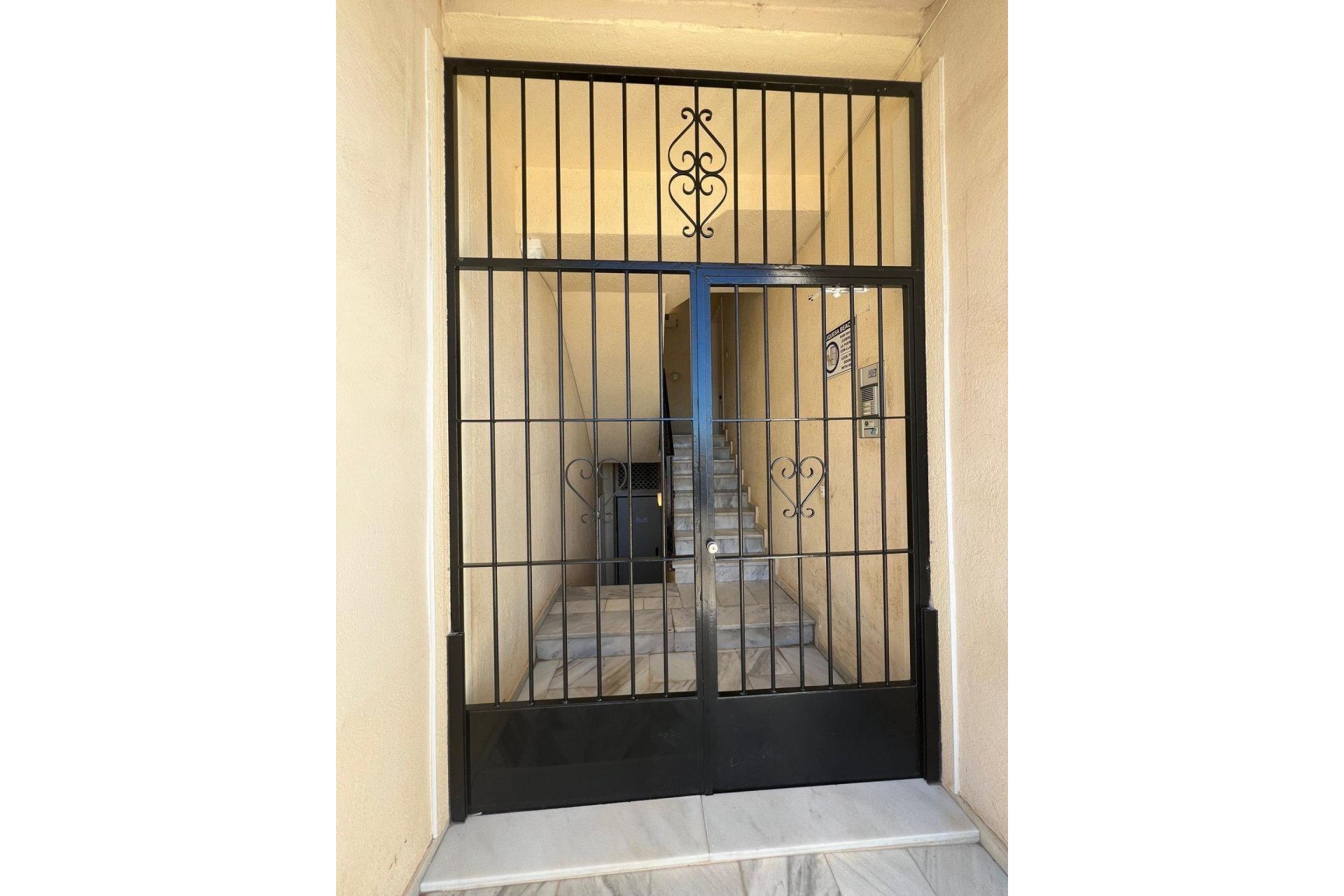 Resale - Apartment / Flat * - Torrevieja *