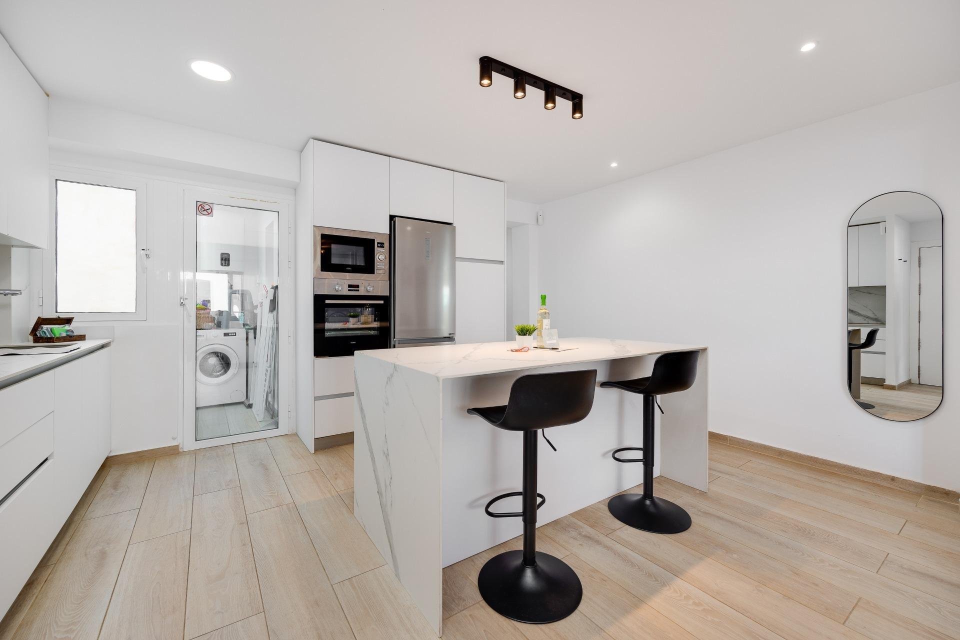 Resale - Apartment / Flat * - Torrevieja *