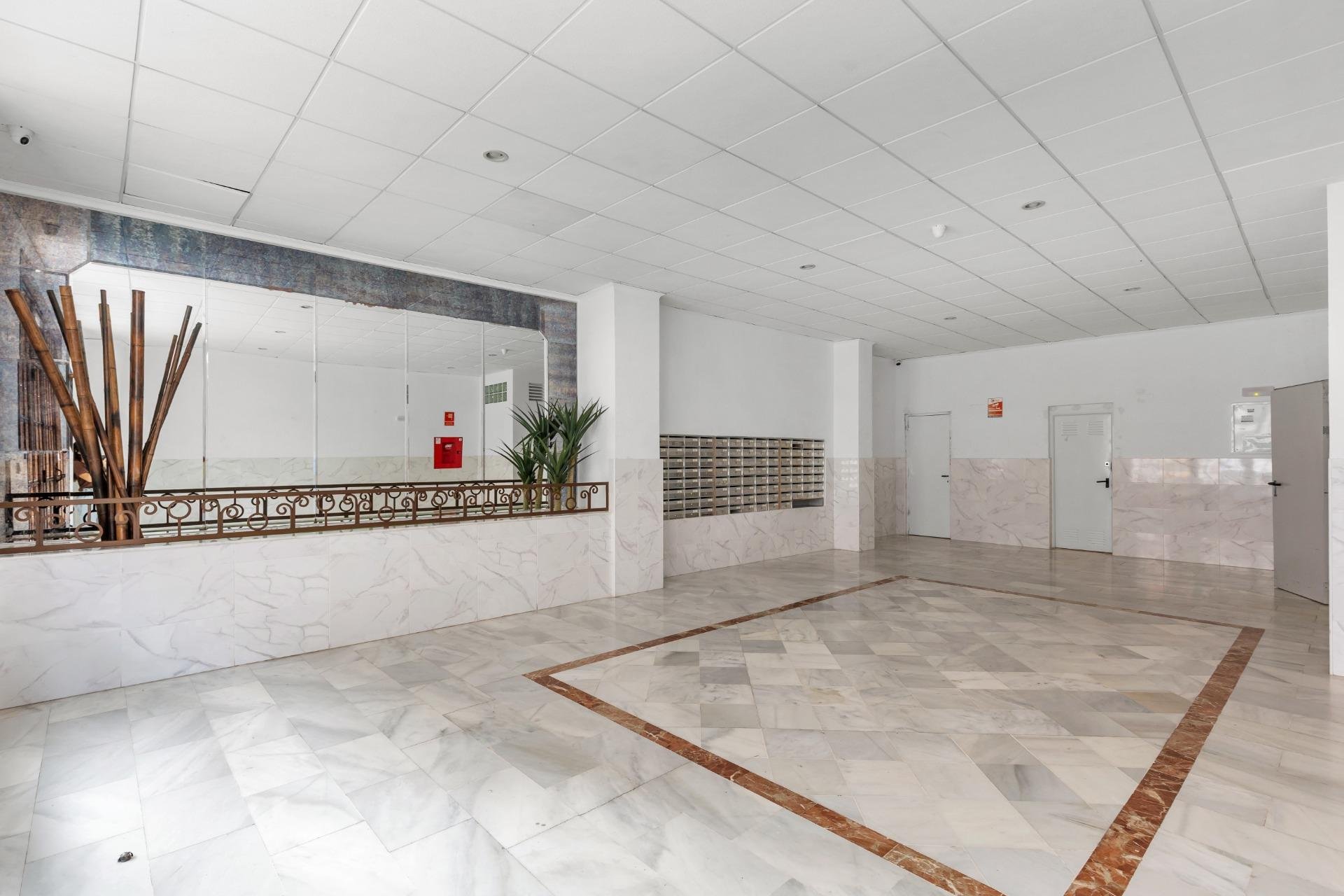 Resale - Apartment / Flat * - Torrevieja *