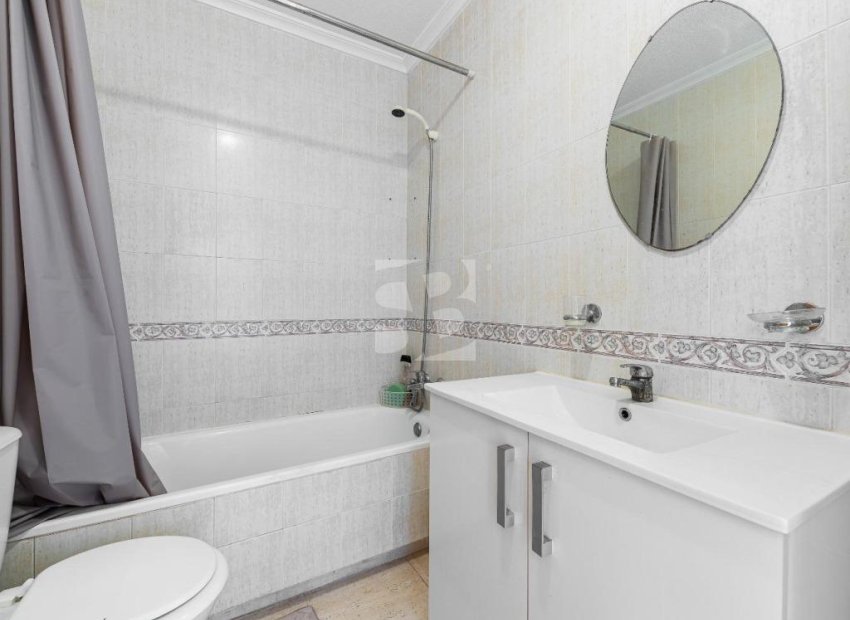 Resale - Apartment / Flat * - Torrevieja *