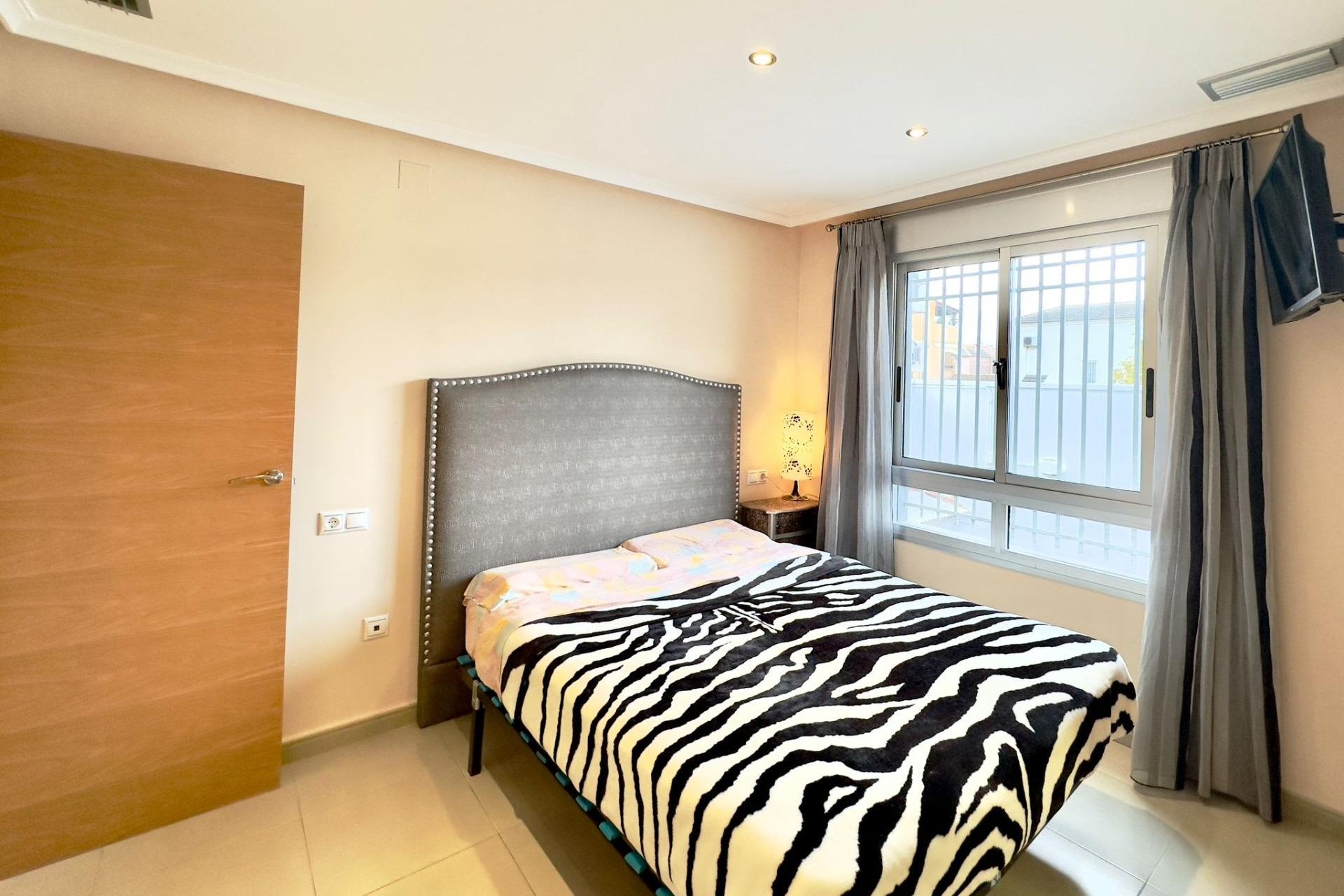 Resale - Building * - Torrevieja * - Playa del Cura *
