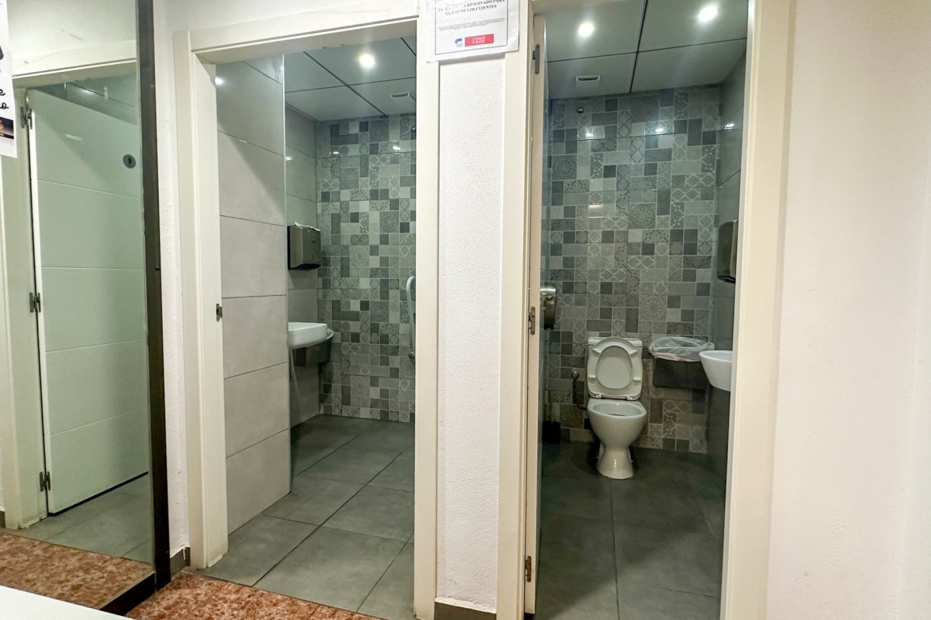 Resale - Commercial * - Torrevieja * - Aguas Nuevas *