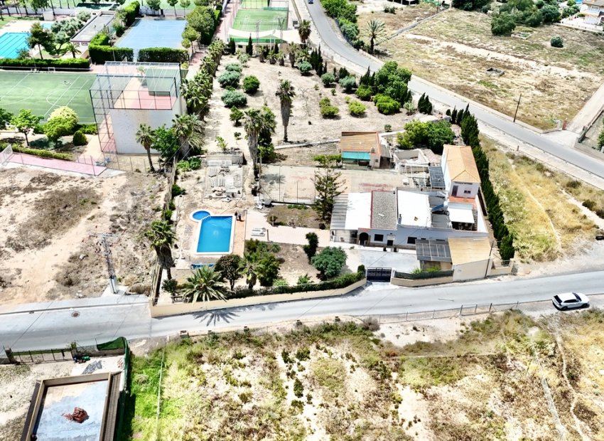 Resale - Finca / Country Property *  - Los Montesinos *