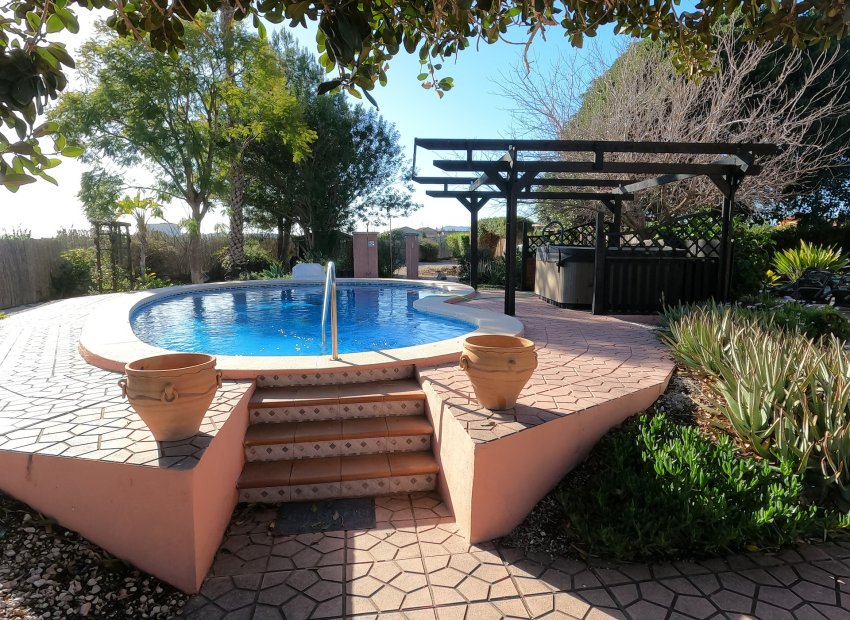 Resale - Finca / Country Property *  - Orihuela *