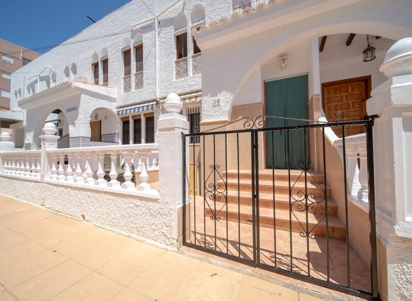 Resale - Finca / Country Property *  - Torrevieja - La Mata *