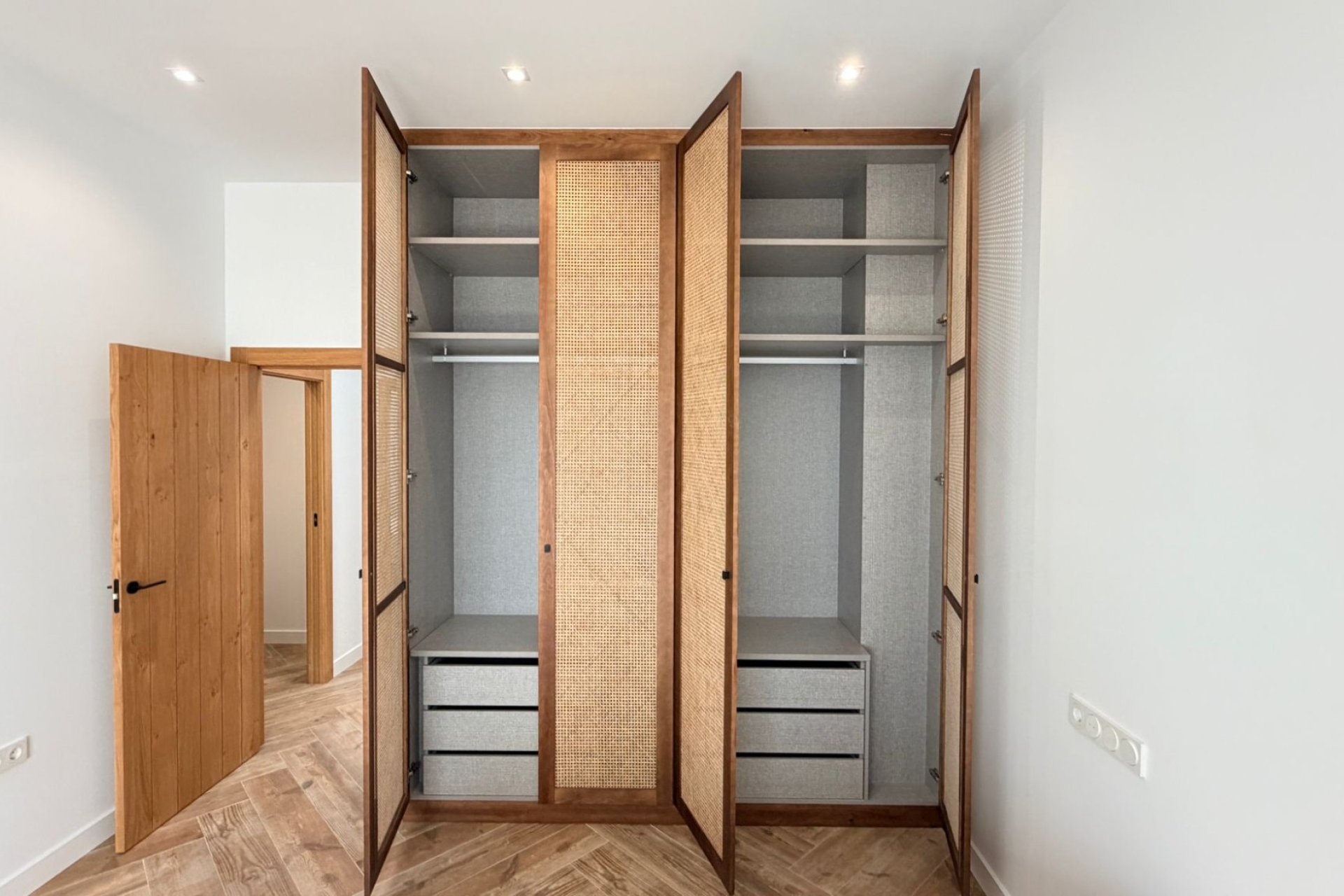 Resale - Townhouse * - Catral *