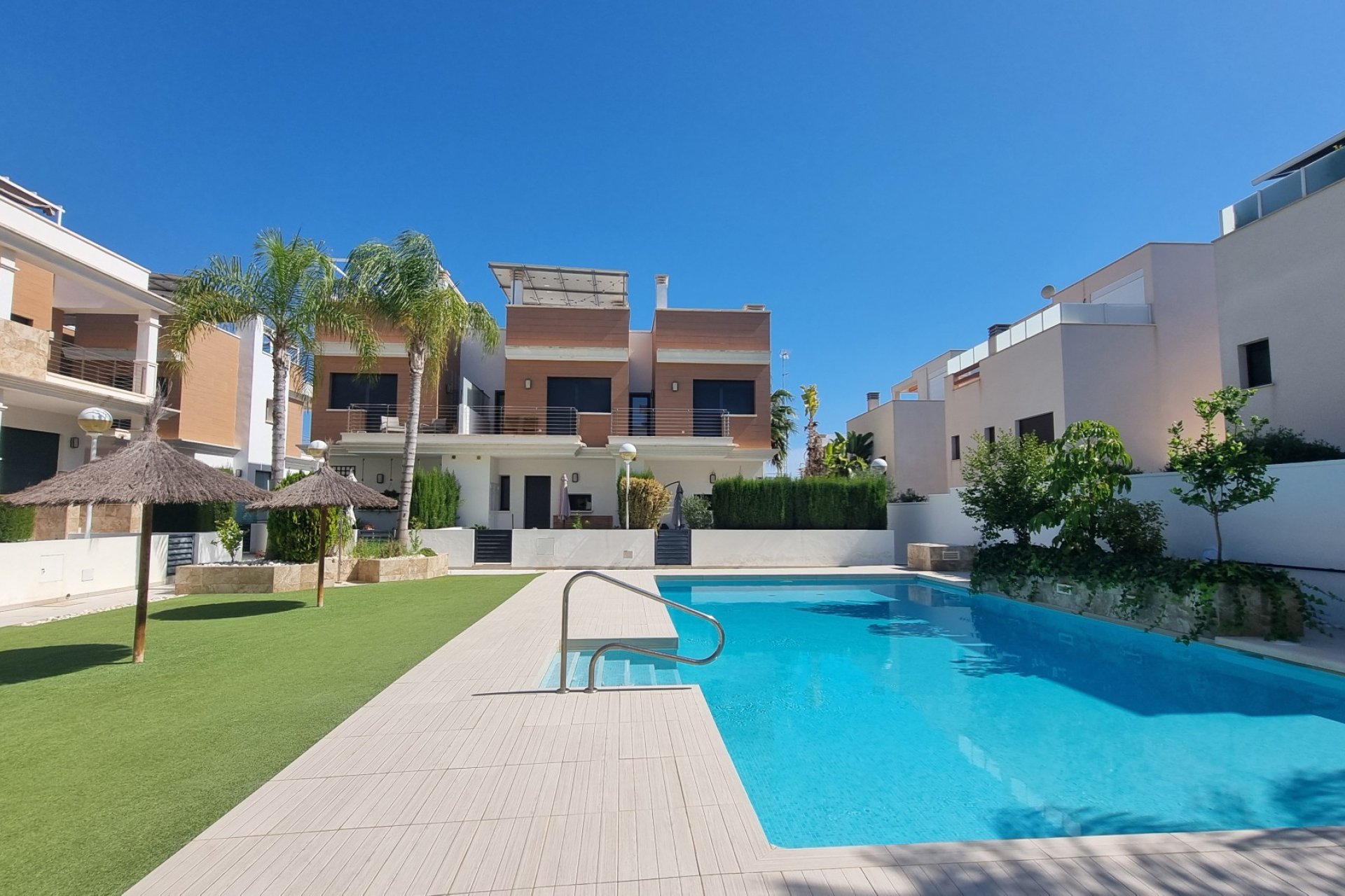 Resale - Townhouse * - Ciudad Quesada * - Lo Marabú *