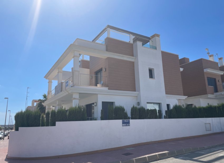 Resale - Townhouse * - Ciudad Quesada * - Lo Marabú *