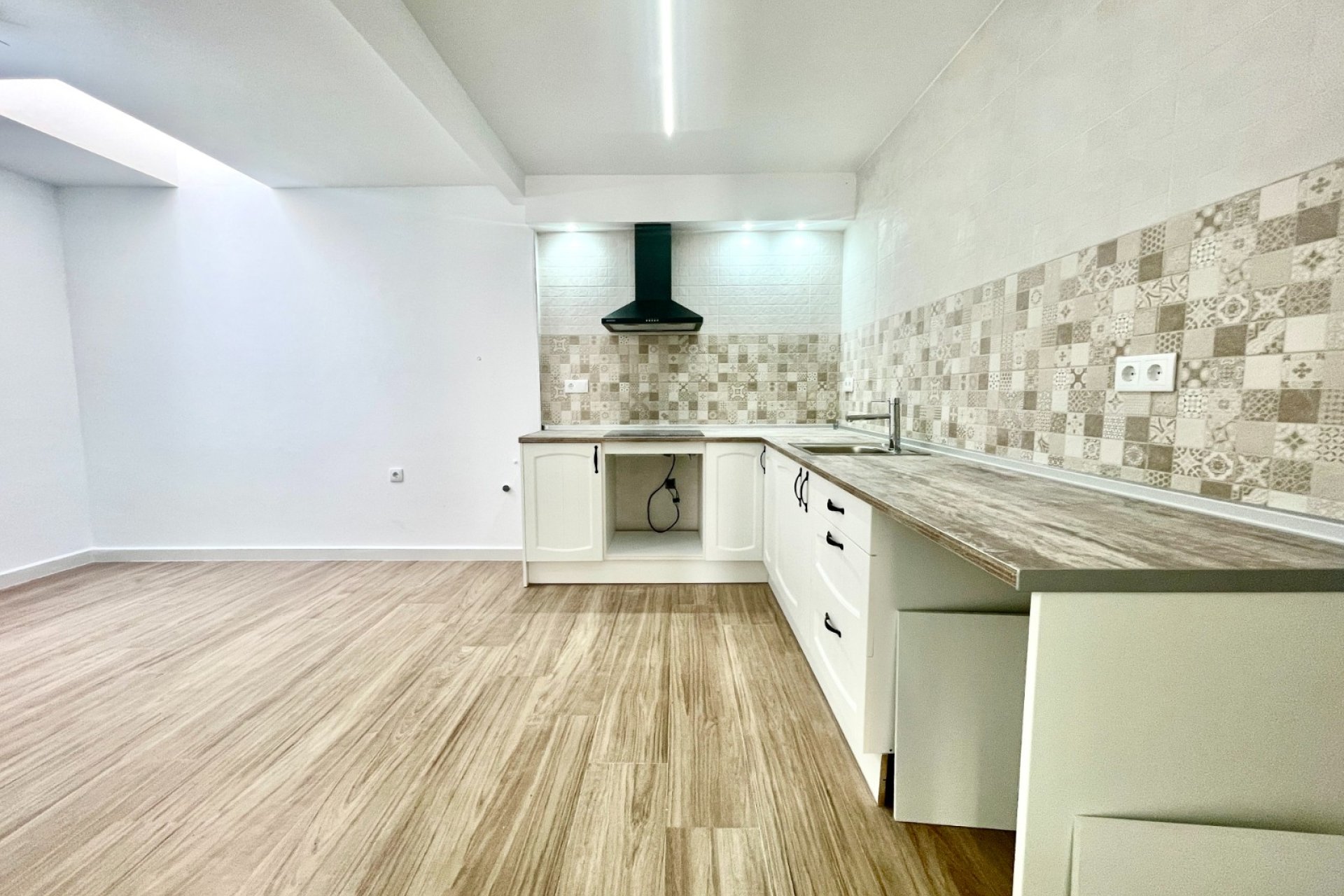 Resale - Townhouse * - Daya Vieja *