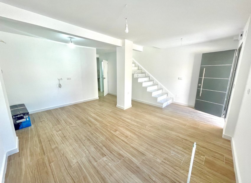Resale - Townhouse * - Daya Vieja *