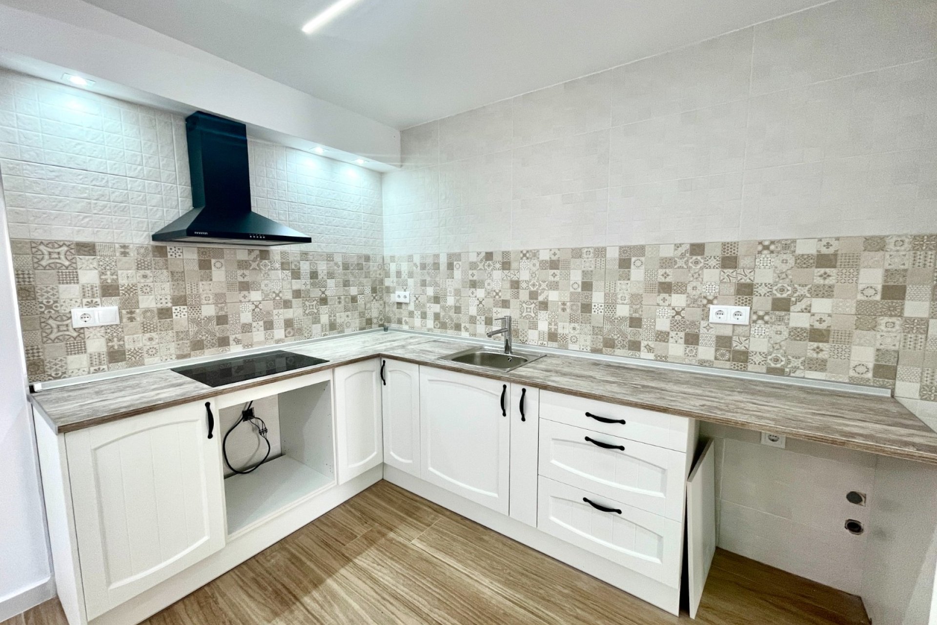 Resale - Townhouse * - Daya Vieja *