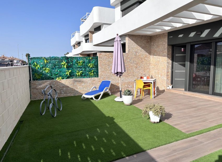 Resale - Townhouse * - Los Montesinos * - La Herada