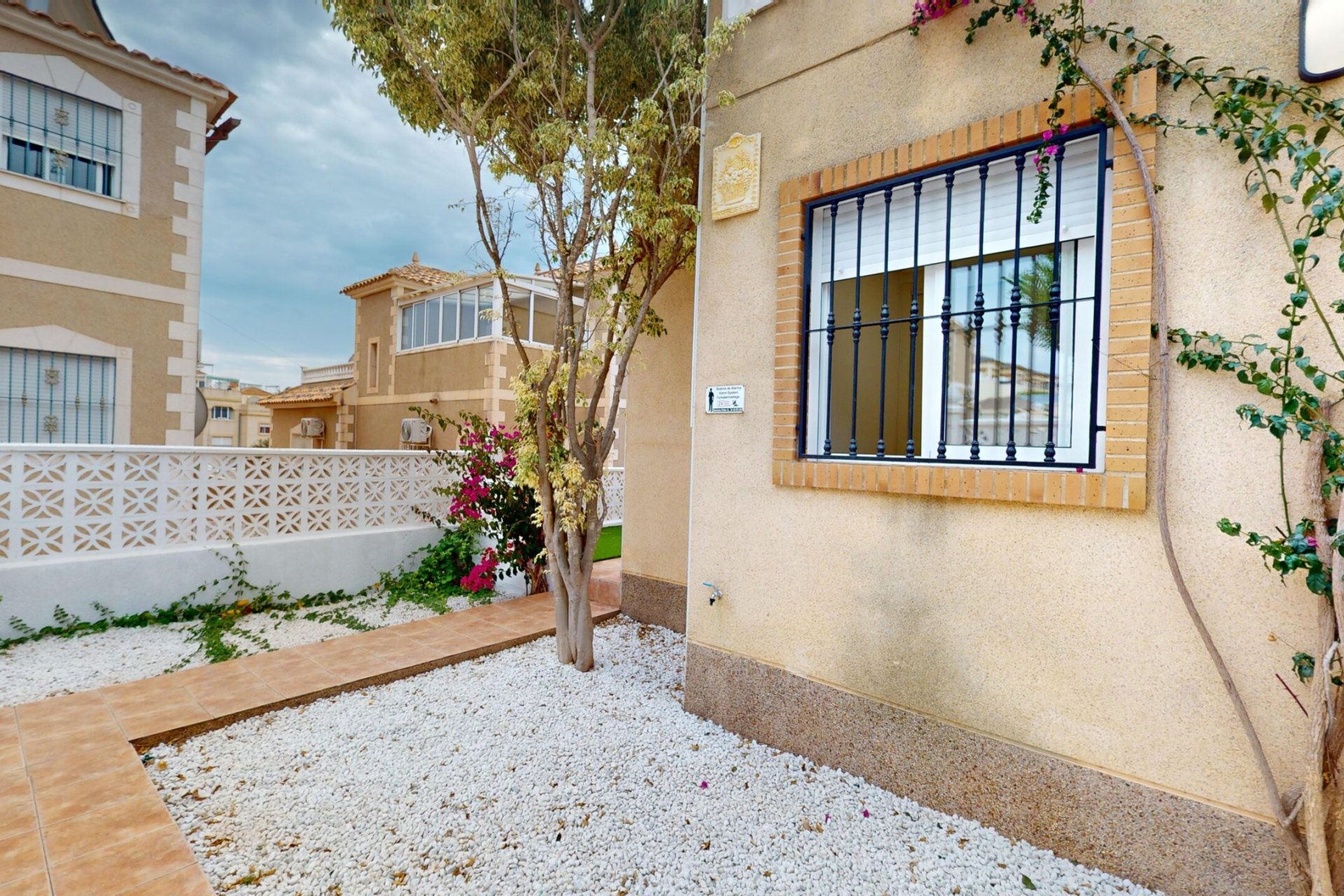 Resale - Townhouse * - San Miguel de Salinas * - Blue lagoon *