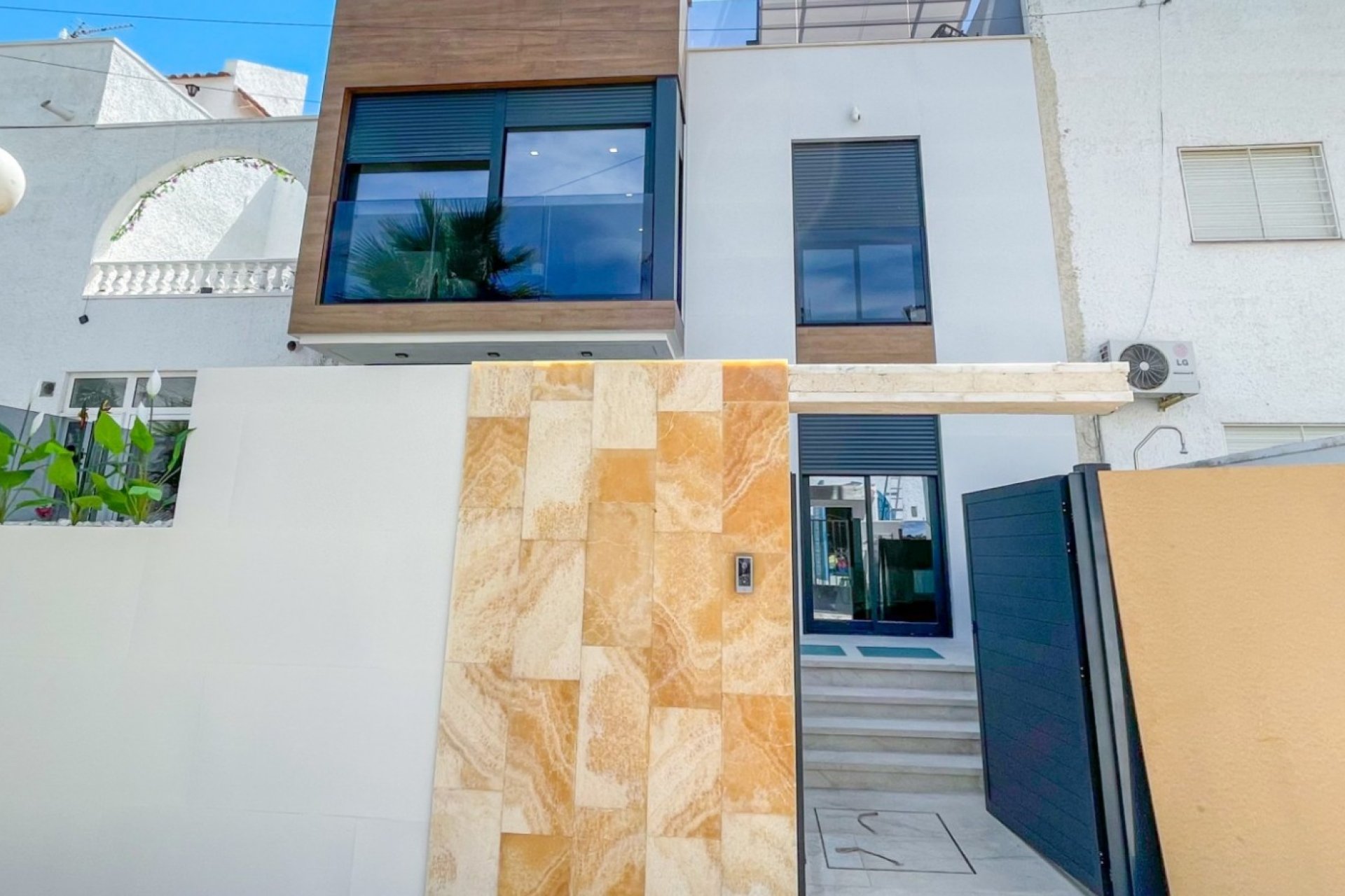Resale - Townhouse * - Torrevieja * - Aguas Nuevas *