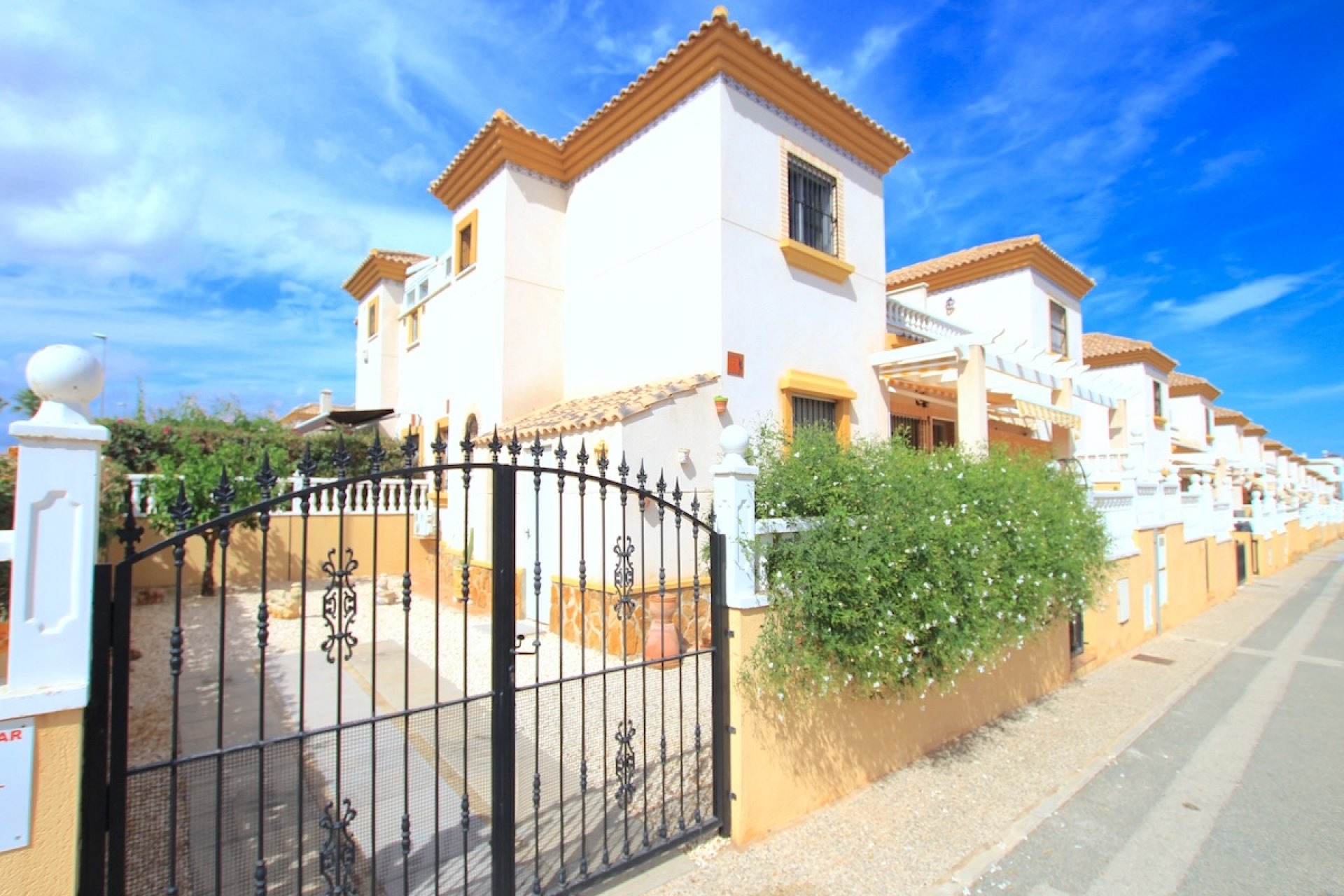 Resale - Townhouse * - Villamartin
