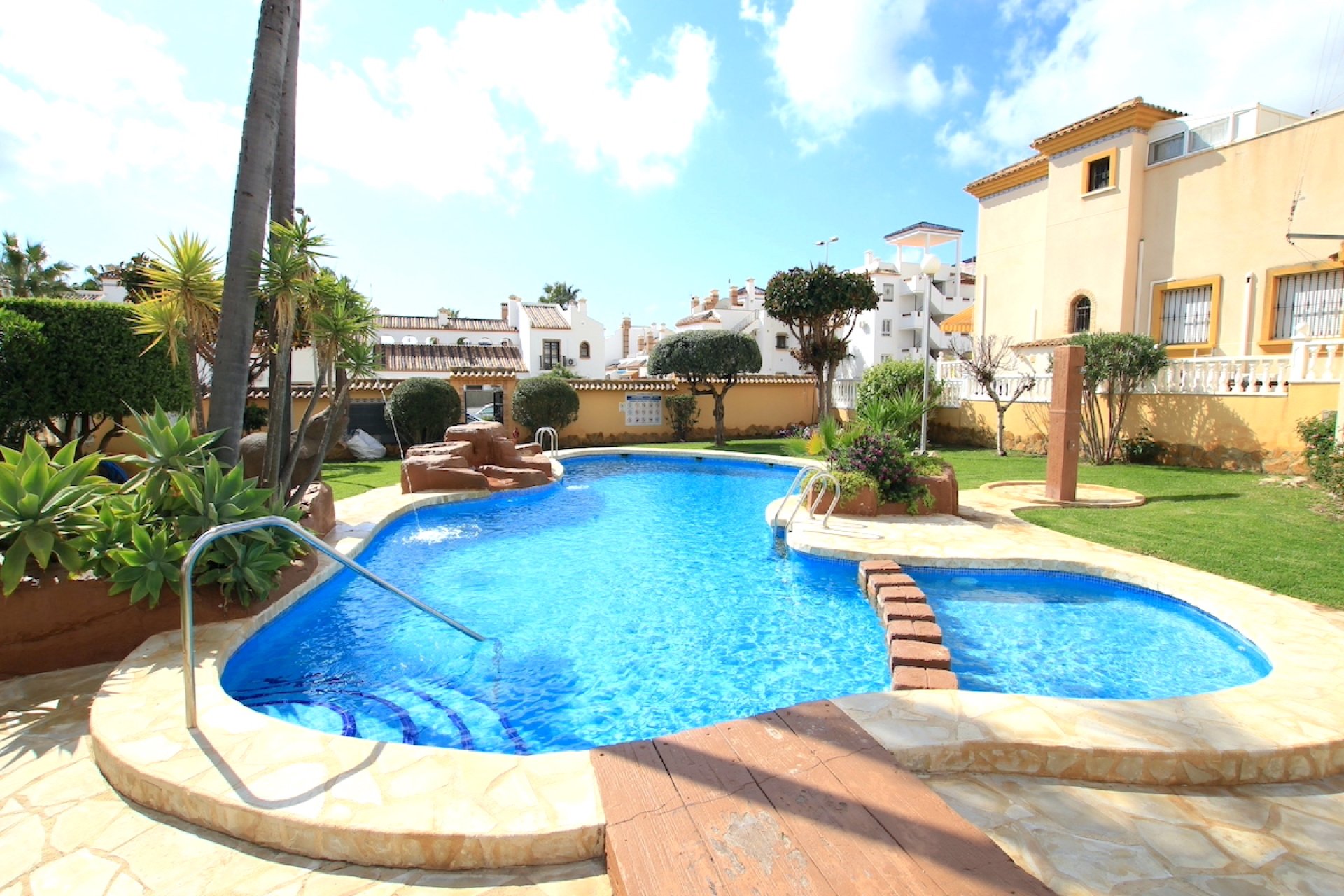 Resale - Townhouse * - Villamartin