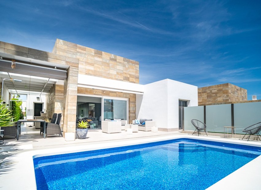 Resale - Villa * - Algorfa * - La Finca Golf *