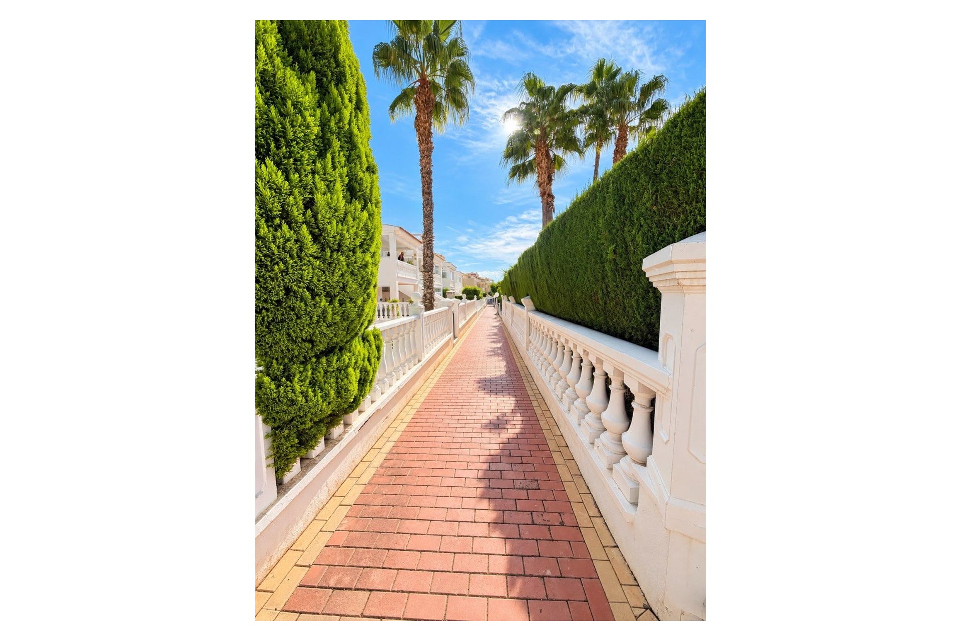 Resale - Villa * - Alicante * - La Florida