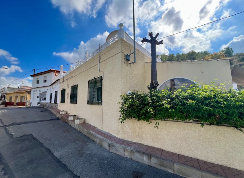 Resale - Villa * - Benferri *