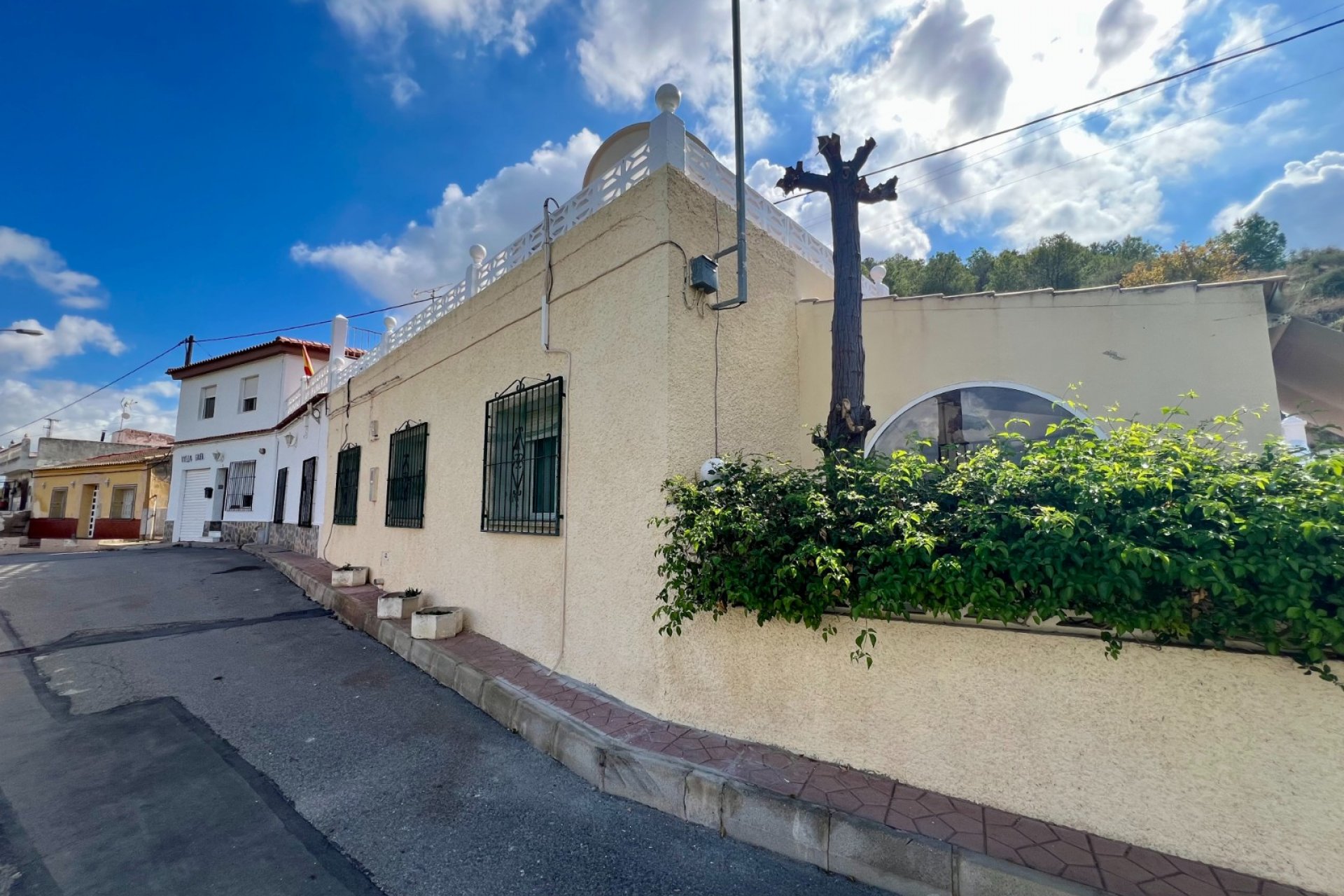 Resale - Villa * - Benferri *
