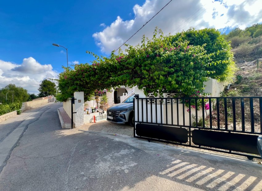 Resale - Villa * - Benferri *