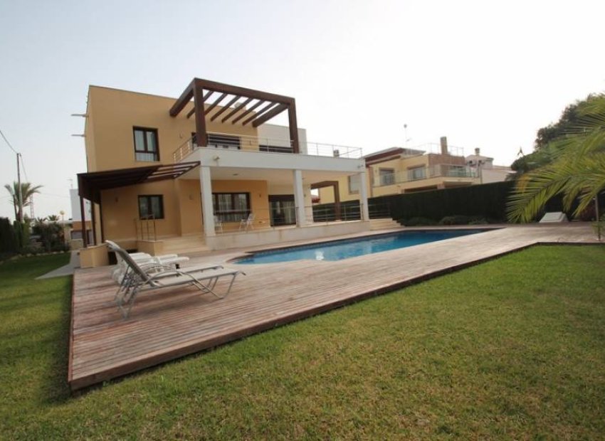 Resale - Villa * - Cabo Roig *