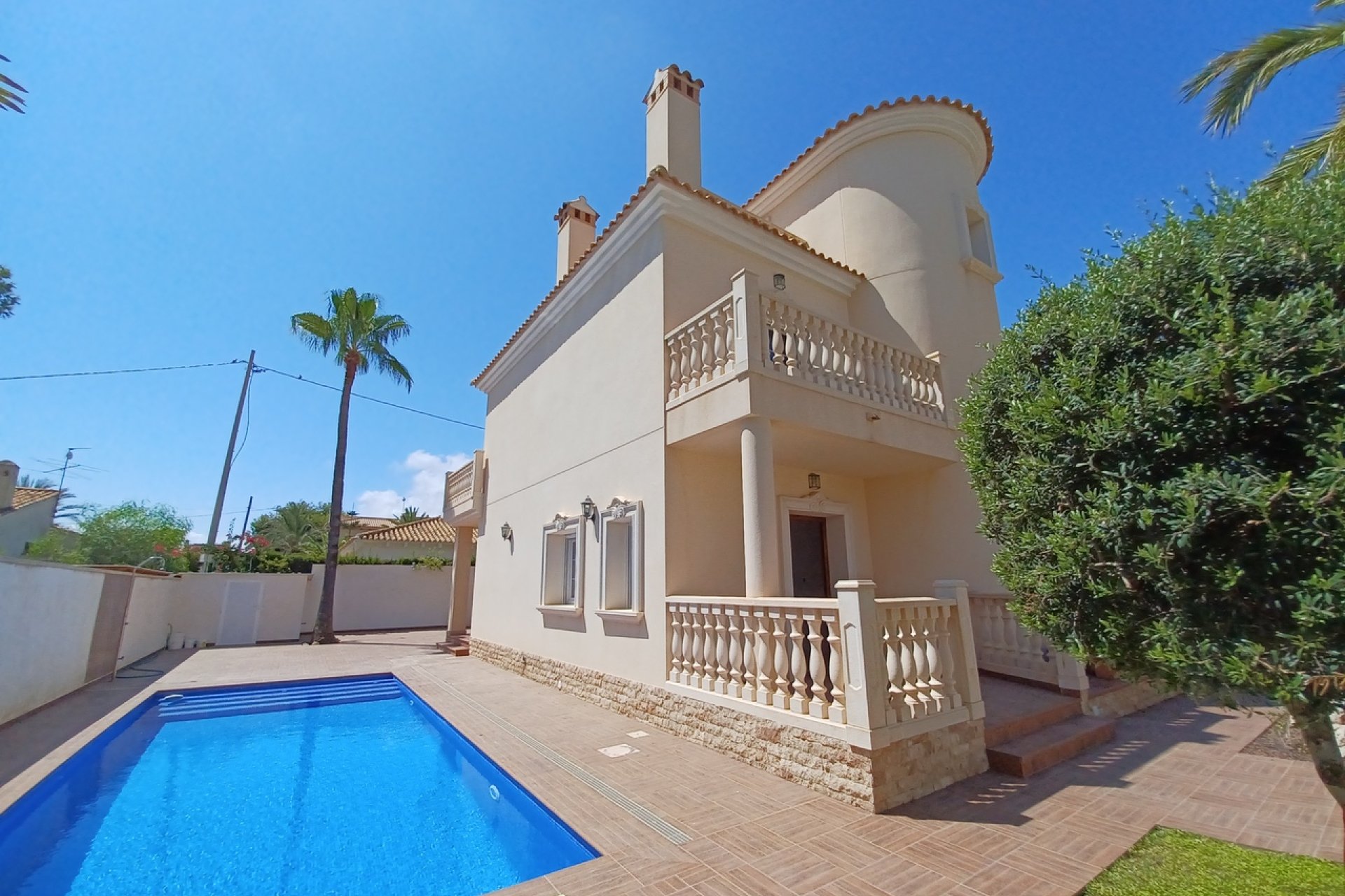 Resale - Villa - Cabo Roig