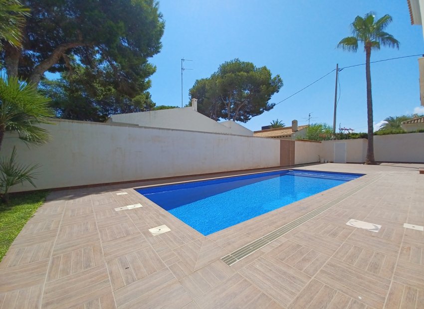 Resale - Villa - Cabo Roig