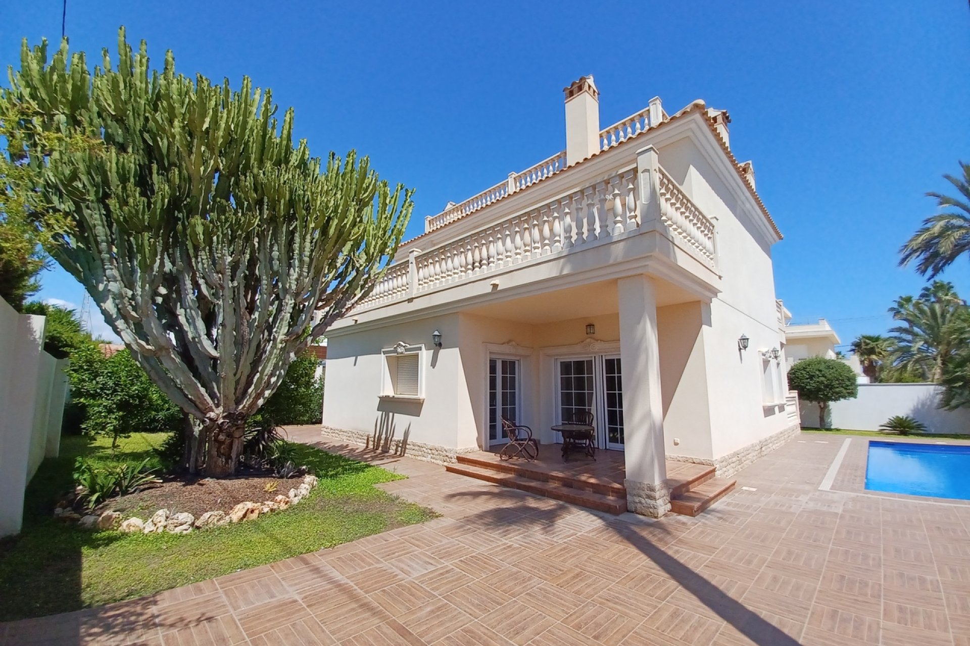 Resale - Villa - Cabo Roig