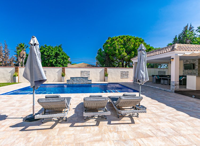 Resale - Villa * - Campoamor * - Lomas de Don Juan *