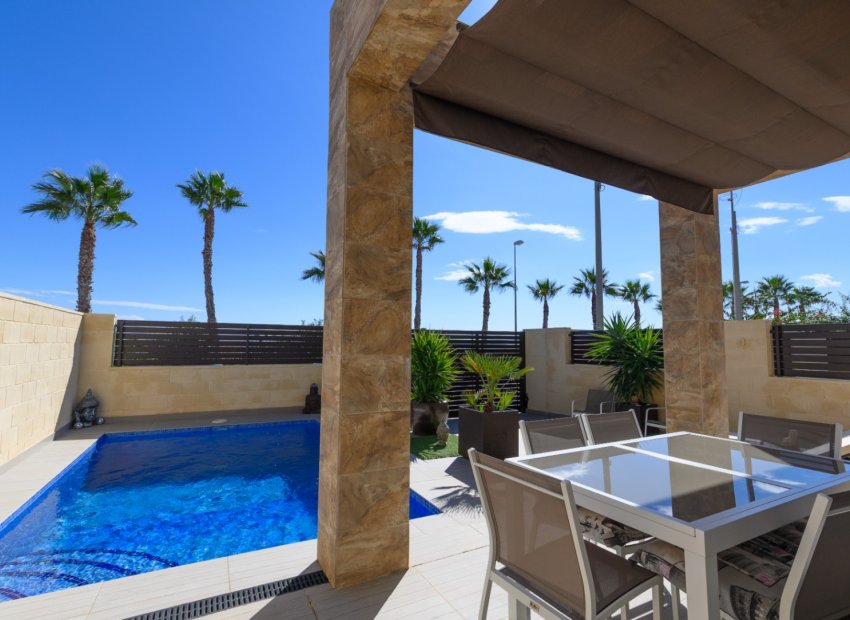 Resale - Villa * - Ciudad Quesada * - Pueblo Bravo
