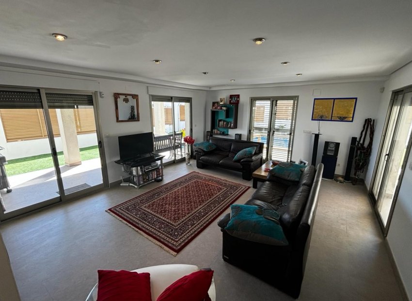 Resale - Villa Detached - Cox *