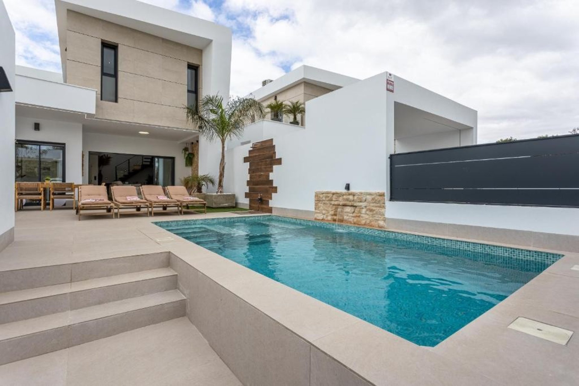 Resale - Villa * - Dolores *