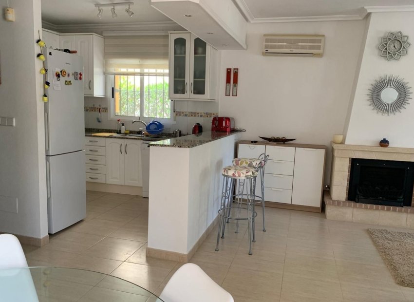 Resale - Villa * - Guardamar del Segura - El Raso *