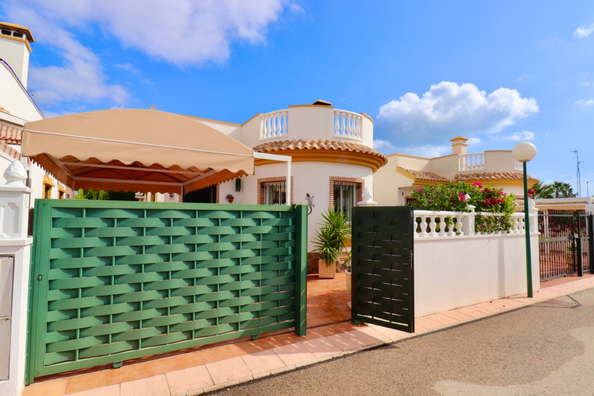 Resale - Villa * - Guardamar del Segura - El Raso *