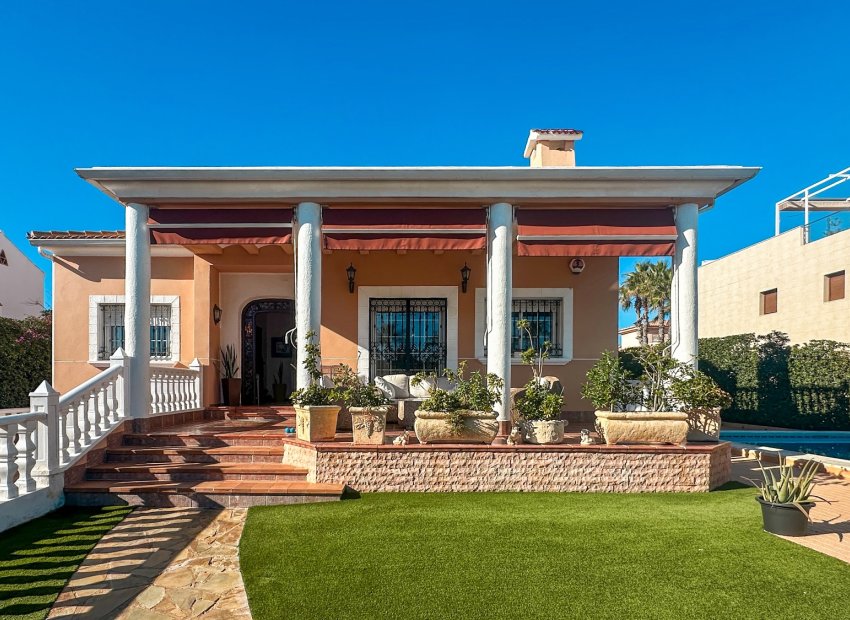Resale - Villa * - La Mata *