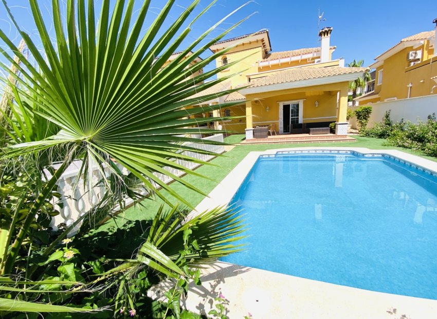 Resale - Villa - La Zenia