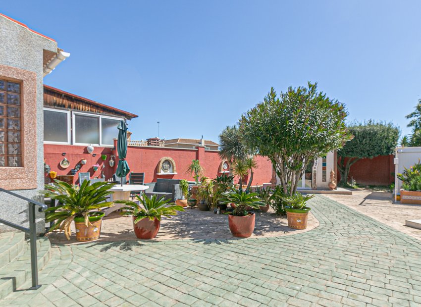 Resale - Villa * - Los Balcones *