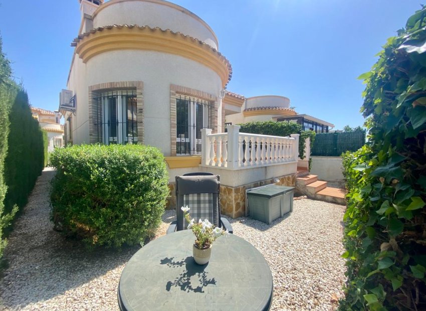 Resale - Villa - Los Montesinos - La Herrada