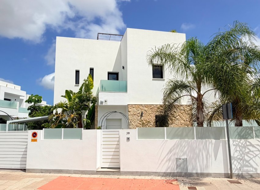 Resale - Villa * - Los Montesinos * - La Herrada *