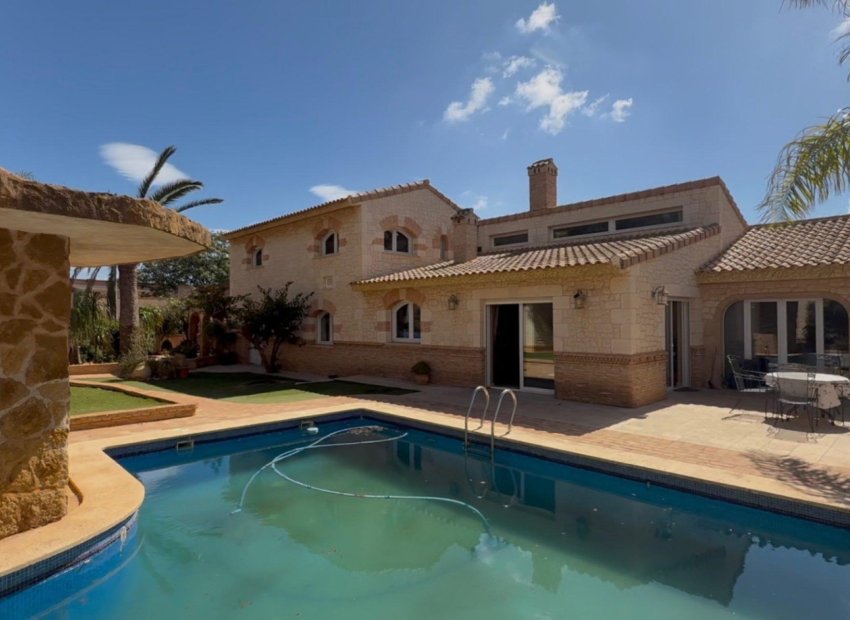 Resale - Villa * - Los Nietos - Nietos  Los