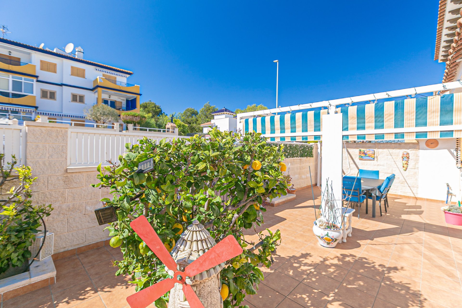 Resale - Villa * - Mil Palmeras * - Riomar