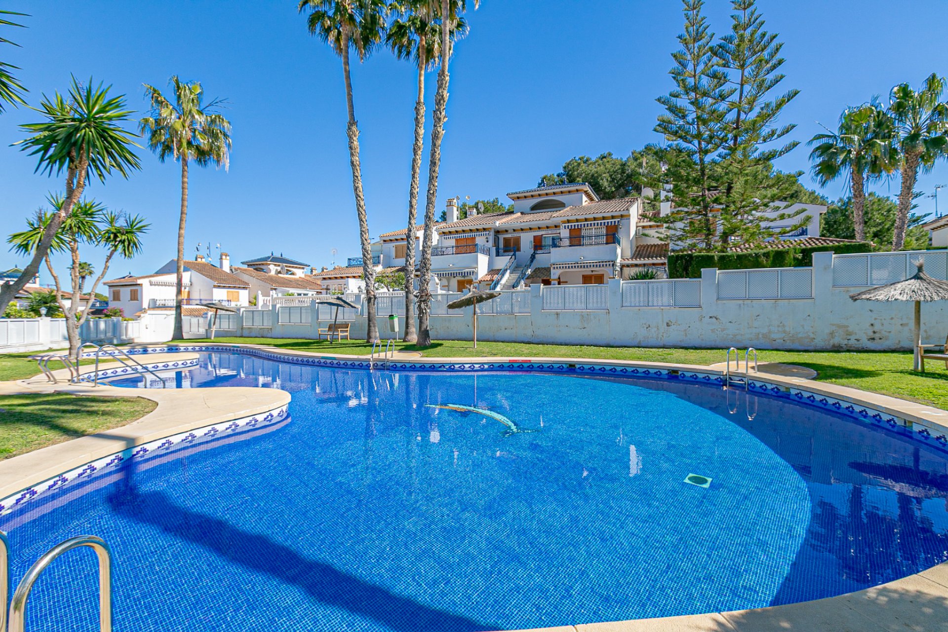 Resale - Villa * - Mil Palmeras * - Riomar