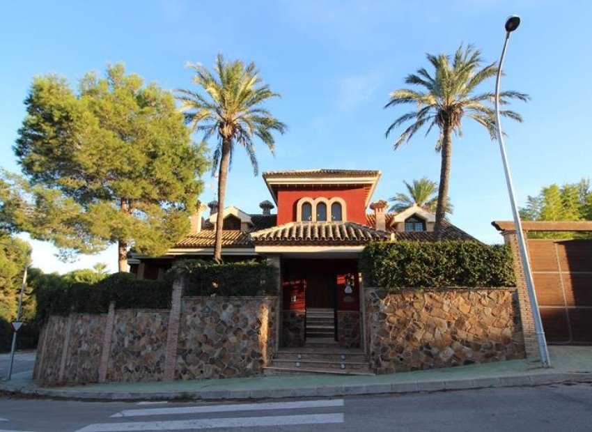 Resale - Villa * - Orihuela * - Campoamor