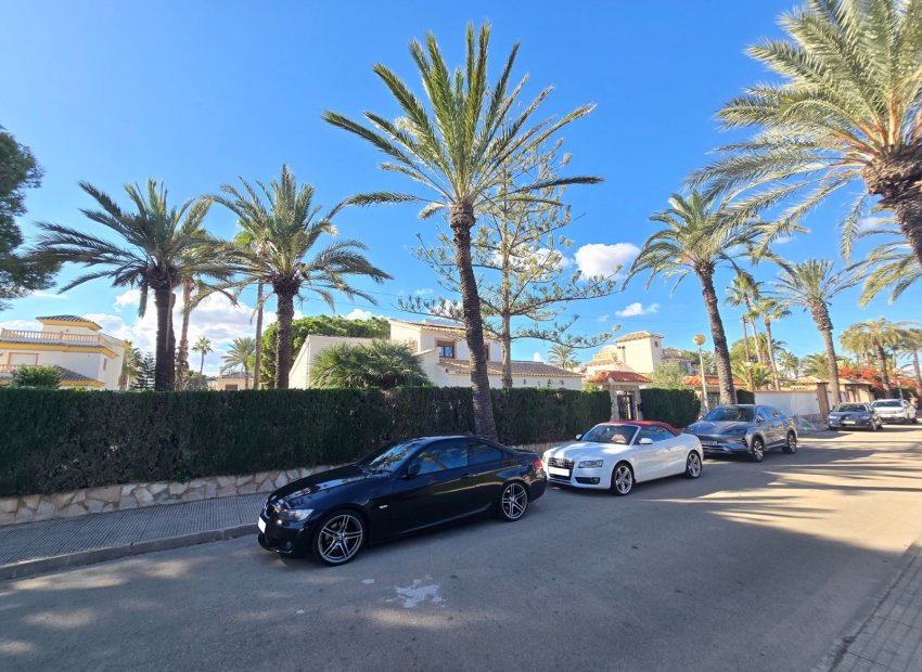 Resale - Villa * - Orihuela Costa - Cabo Roig *