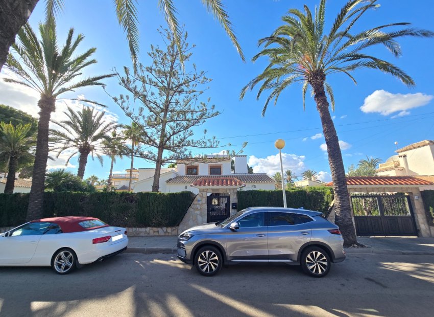 Resale - Villa * - Orihuela Costa - Cabo Roig *