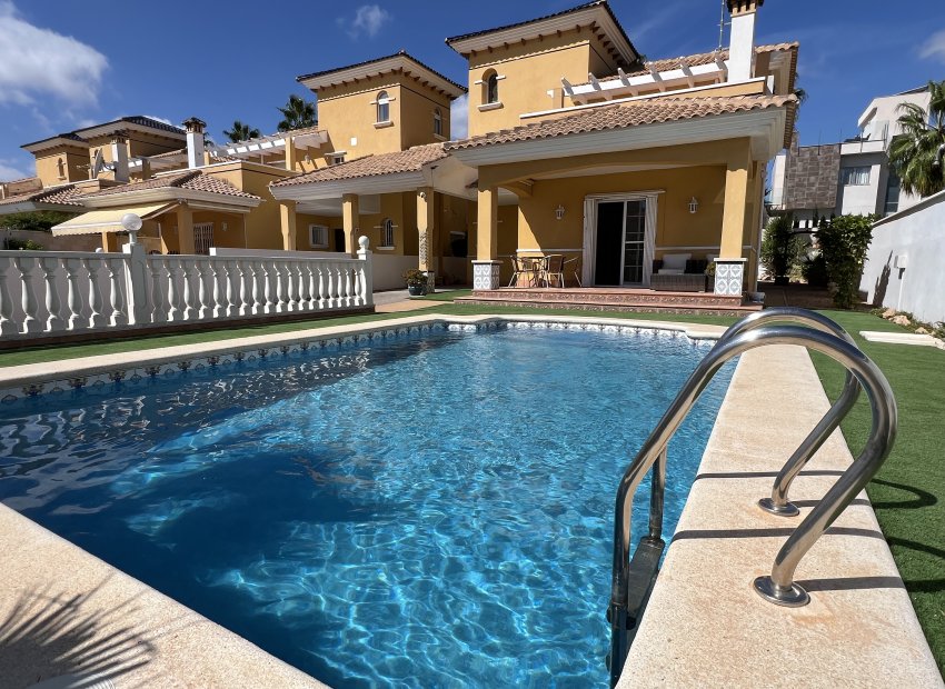 Resale - Villa - Orihuela Costa - La Zenia